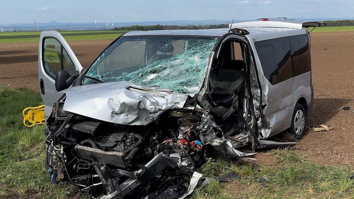 Vážná nehoda tří aut ve Středních Čechách. Pro dítě letěl vrtulník